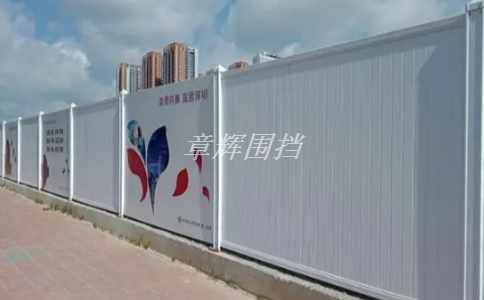 簡(jiǎn)易圍擋的顏色是否需要與周圍環(huán)境相協(xié)調(diào)？