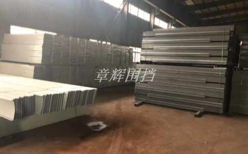 簡易圍擋在高溫和強光環(huán)境下是否容易老化和褪色？（簡易圍擋的耐久性與維護保養(yǎng)建議）