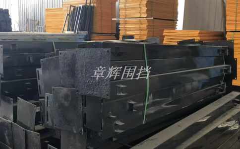 如何利用防風(fēng)帶和地釘?shù)仍O(shè)備和材料，增強(qiáng)簡(jiǎn)易圍擋的抗風(fēng)和穩(wěn)定性，使其符合相關(guān)標(biāo)準(zhǔn)和規(guī)定要求？（利用防風(fēng)帶與地釘實(shí)現(xiàn)簡(jiǎn)易圍擋抗風(fēng)穩(wěn)定標(biāo)準(zhǔn)化）