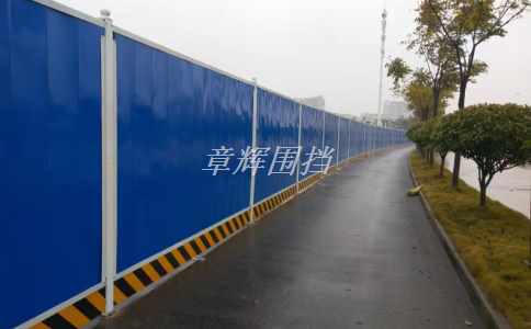 簡(jiǎn)易圍擋在公共場(chǎng)所中的使用是否需要遵循特定要求？（公共場(chǎng)所中簡(jiǎn)易圍擋的使用規(guī)定與標(biāo)準(zhǔn)）