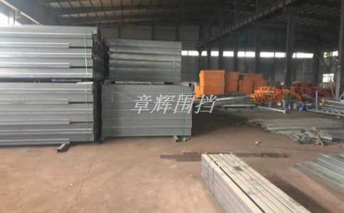 簡(jiǎn)易圍擋在城市軌道交通系統(tǒng)建設(shè)中的應(yīng)用效果如何？（城市軌道交通系統(tǒng)中簡(jiǎn)易圍擋的隔離和安全保護(hù)作用）